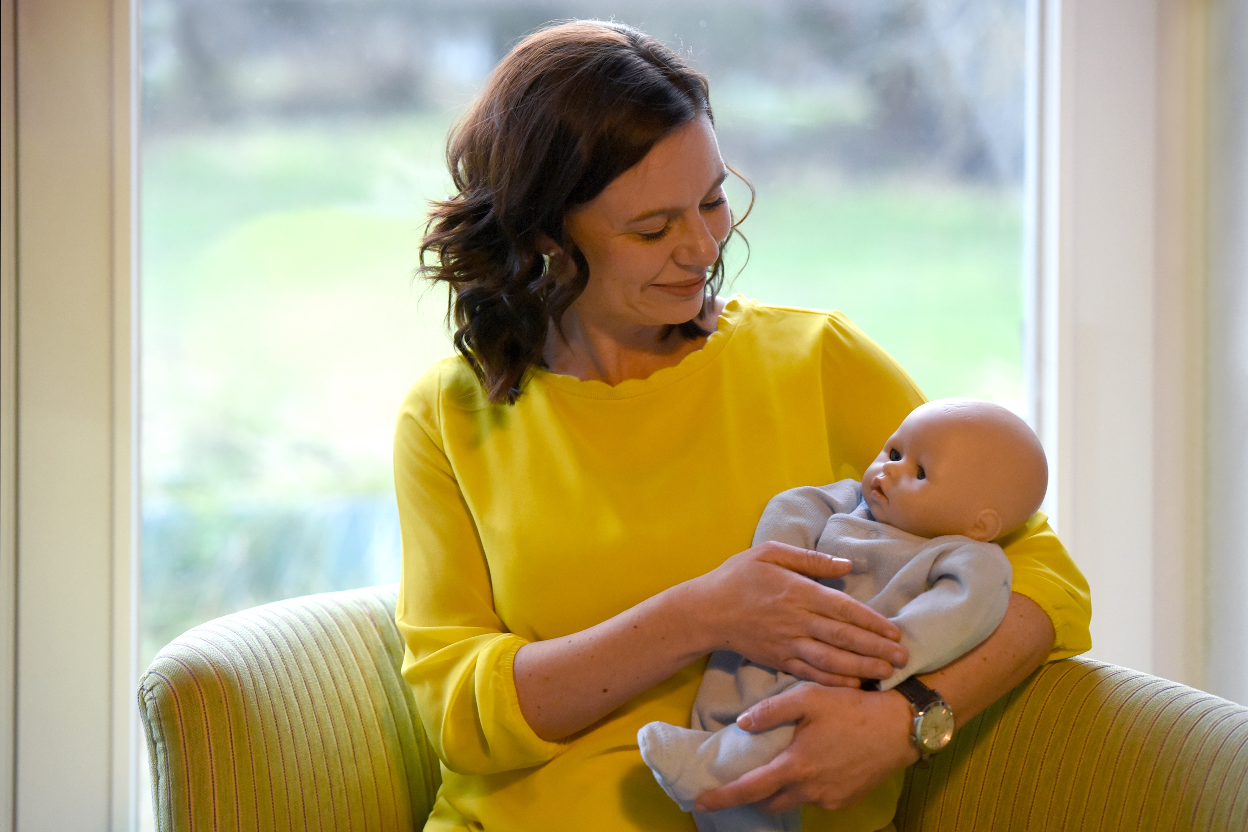 Die erfahrene Familien-, Gesundheits- und Kinderkrankenpflegerin Nancy Moleda gibt Tipps und Anregungen für das erste Lebenshalbjahr mit einem Baby. Foto: Juliane Zitzlsperger