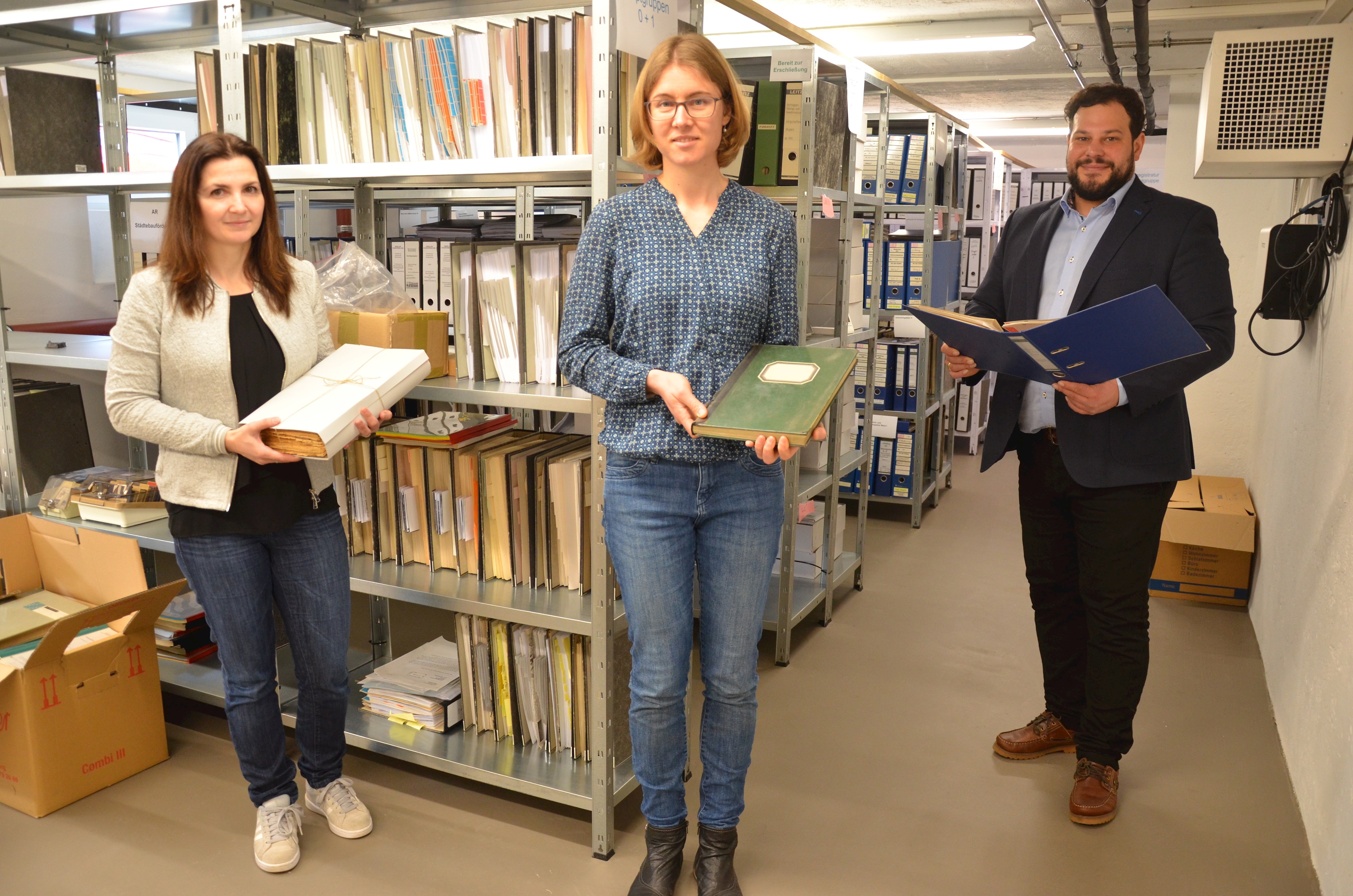 Dr. Katja Putzer, Dr. Clàudia Kirchner Vives und Raffael Parzefall (v.l.) sind drei der Archivare, die sich beim Verein für Kommunale Archivpflege um die Gemeindearchive kümmern. Foto: Sandra Adler.